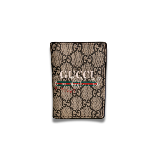 GUCCI LOGO BADGE FLIP CARD HOLDER - BROWN